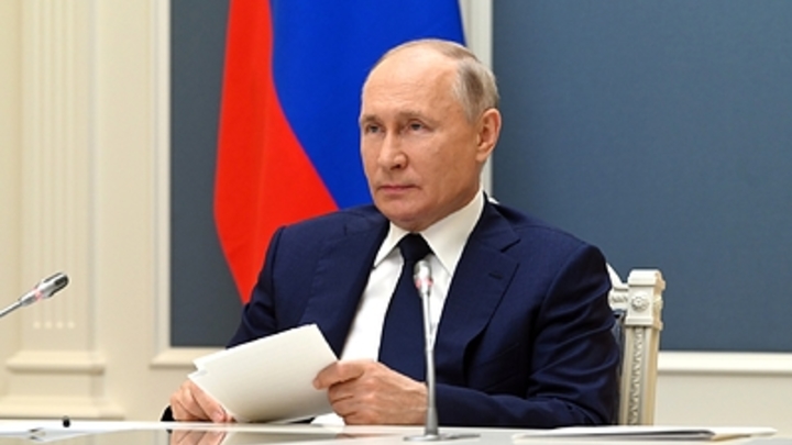 Путин распорядился решить вопрос с зарплатами пожарных до 30 августа