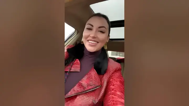 Бывшая участница Дома-2 и член ЛДПР Берникова устроила разборки с продавцом из-за туфель