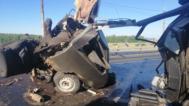 На западном обходе Иванова от удара об ограждение автомобиль разорвало пополам