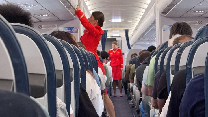 В США стюардесса случайно активировала спасательный трап в самолете