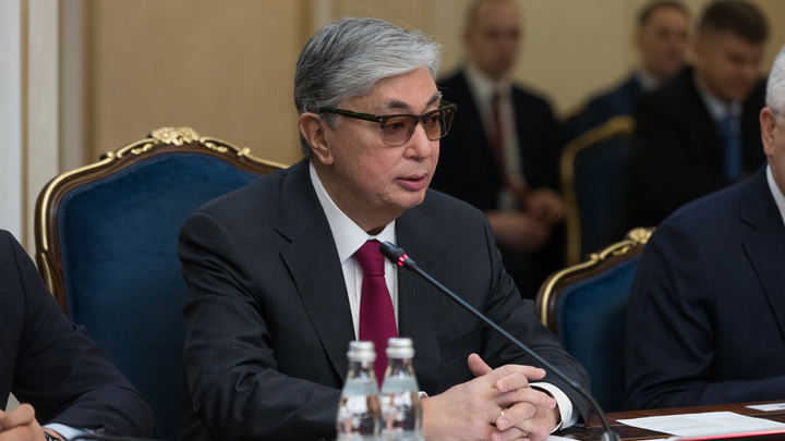 Глава АФМ доложил Токаеву о финансовых преступлениях в Казахстане