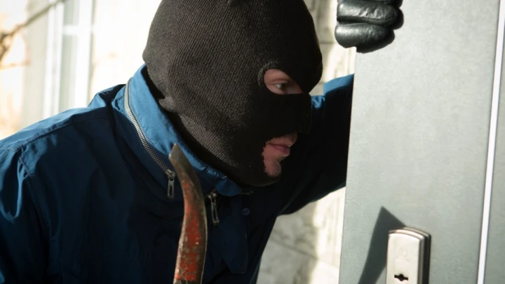 На защиту встали охранник и физрук: Мужчина с ножом ворвался в школу в Челябинске