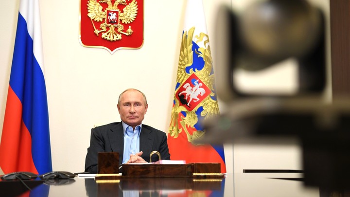 Решение принято, но сначала формальности: Путин решил привиться от COVID-19