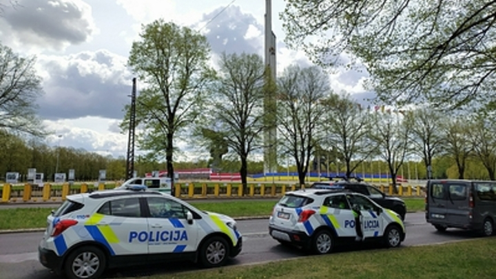 Во время сноса памятника Освободителям Риги полиция задержала 14 человек - на них завели дела