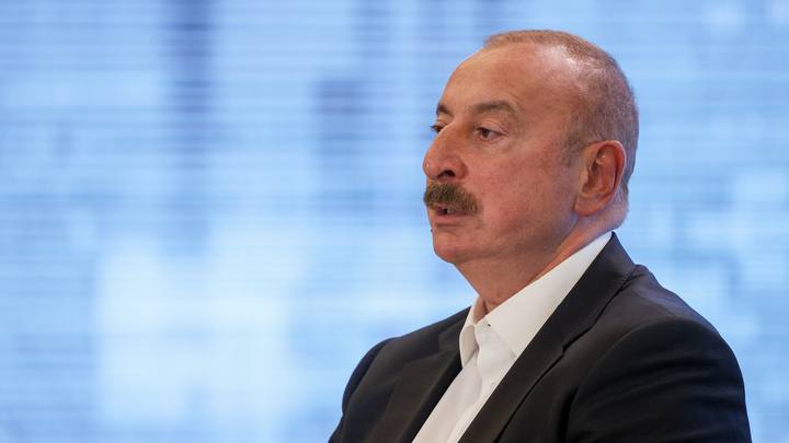 Президент Азербайджана напомнил Армении о двух стульях