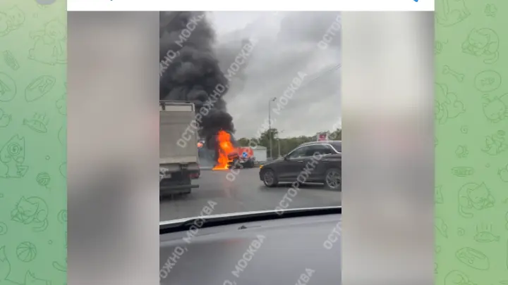 Грузовик вспыхнул рядом с заправкой на ТТК в Москве — пожар попал на видео