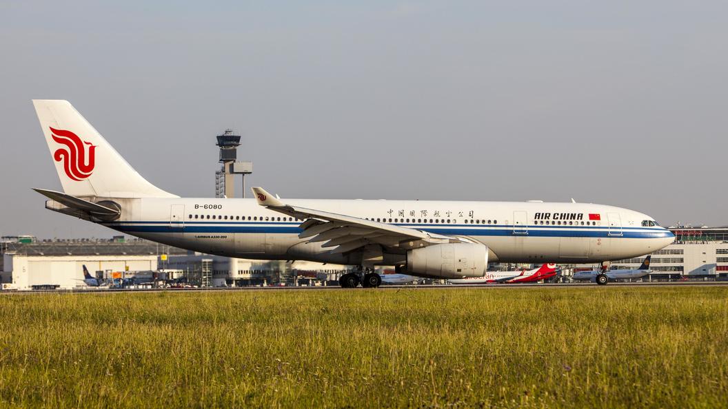 Самолет Air China не долетел до Пекина из-за нападения на бортпроводника Самолет Air China не долетел до Пекина из-за нападения на бортпроводника