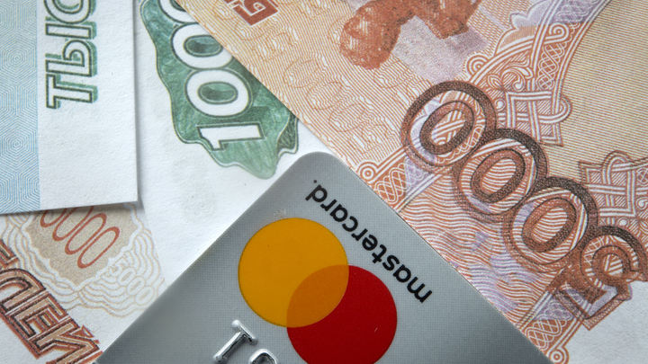 Доходы народа будут только падать: Хазин объяснил парадокс с рублём