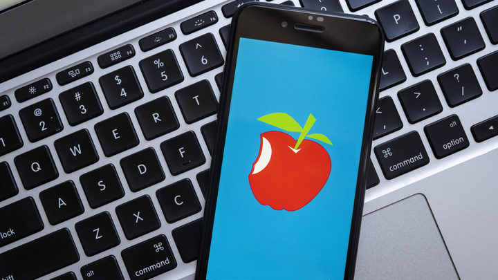 Экс-посол США намекнул на месть России за Навального через App Store
