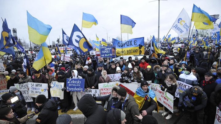 Сторонники Порошенко собирают майдан: Начальника полиции требуют на ковёр