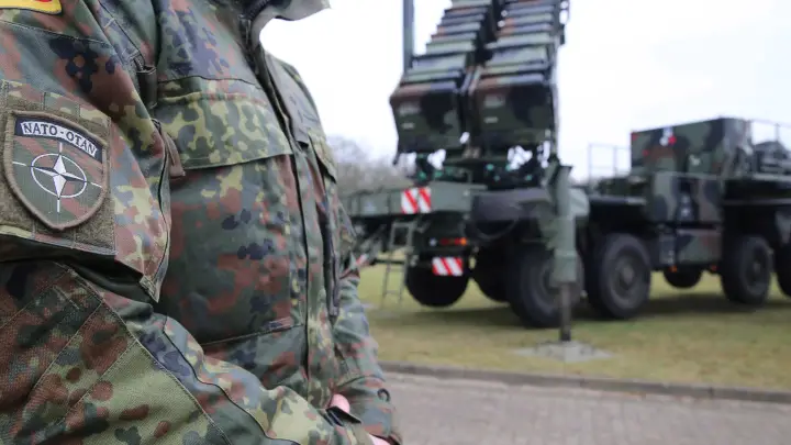 В Германии предрекли последнее мирное лето для Европы. А дальше начинаются странности