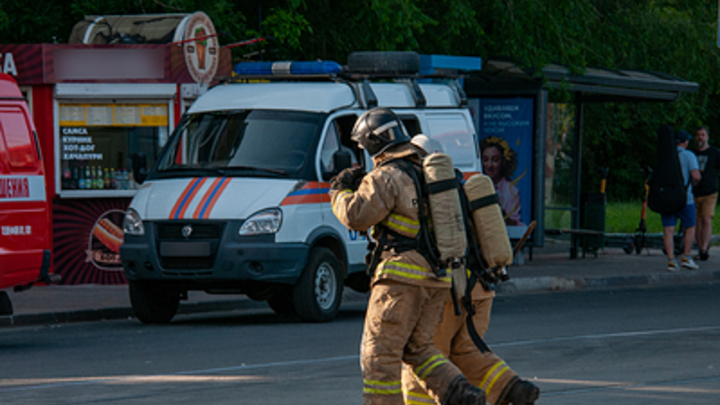В Челябинске загорелся магазин автозапчастей