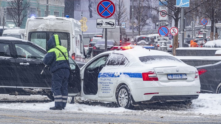 Появилось видео кинематографичного наезда Infiniti на столб в Кемерове