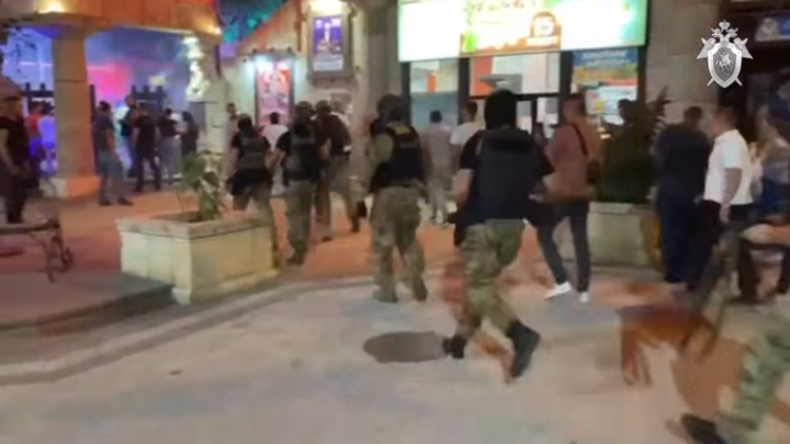 Елисейский дворец отреагировал на видео с Макроном и белым свёртком Елисейский дворец отреагировал на видео с Макроном и белым свёртком