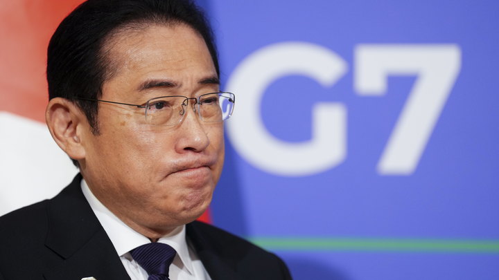 Премьер-министр Японии сбежал с саммита по Украине через 2,5 часа