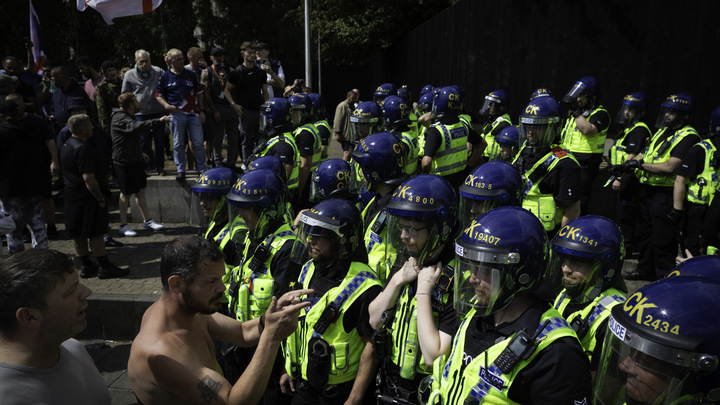 Премьер Британии и МВД перешли на открытые угрозы: Отели для мигрантов берут штурмом. Массовые беспорядки начались в других городах