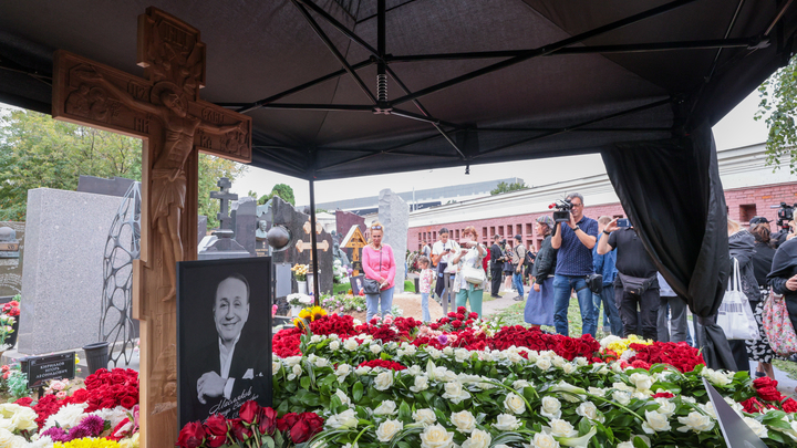 Внучка Маслякова пожаловалась на журналистов за съёмки похорон на кладбище