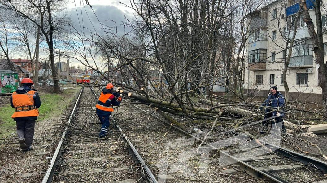 В краснодаре упал