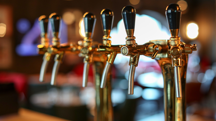 В Сочи из кафе изъяли 500 кг незаконно продаваемого алкоголя