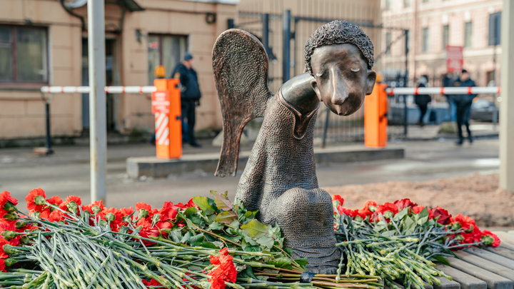 В Санкт-Петербурге провели «человеческое» открытие «Печального ангела», чиновники не пришли