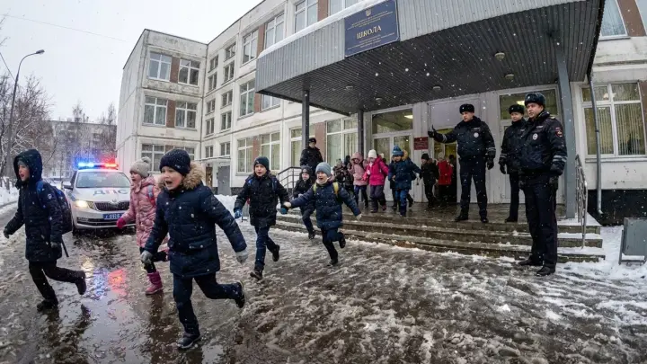 В Новосибирске эвакуировали учеников двух школ после сообщений об угрозе