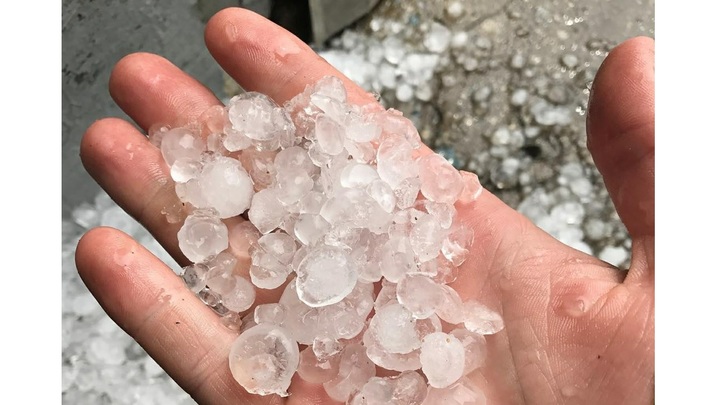 Сугробы выросли в немецком Ройтлингене после грозы с градом