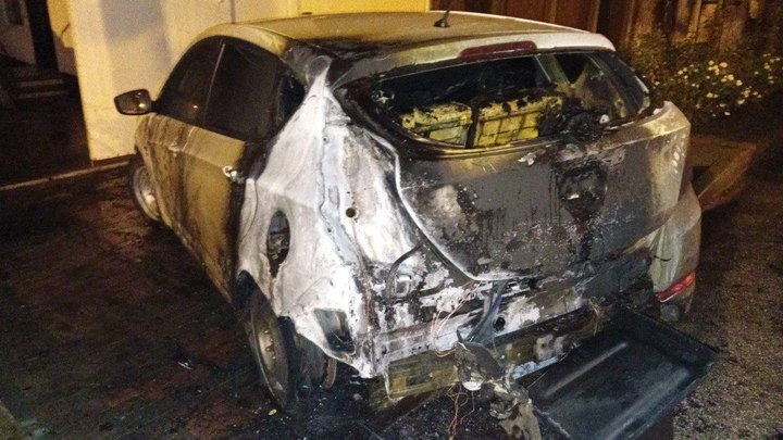 Из-за конфликта на дороге женщине подожгли иномарку