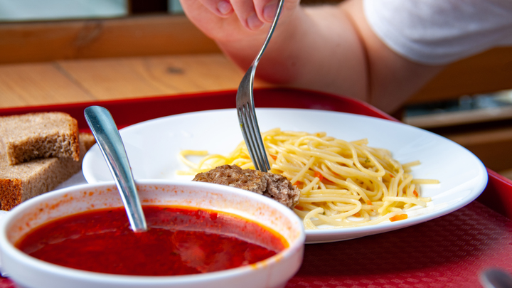 В Роспотребнадзоре прокомментировали массовое отравление в уральском лагере Волна