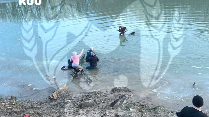 Три школьника 2 часа звали на помощь, стоя в ледяной реке, пока их не заметили прохожие