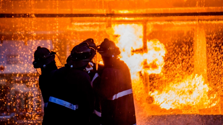Уберите детей! — кричали пожарные: В жилом доме в Петербурге произошёл взрыв и начался пожар: погиб мужчина. Что известно о происшествии