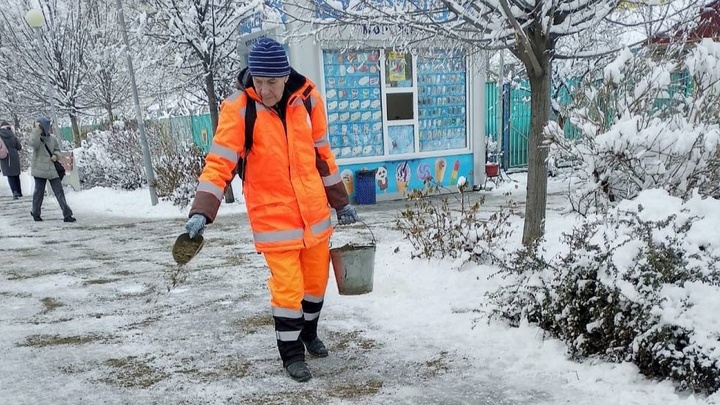 В Краснодаре активно борются с гололёдом