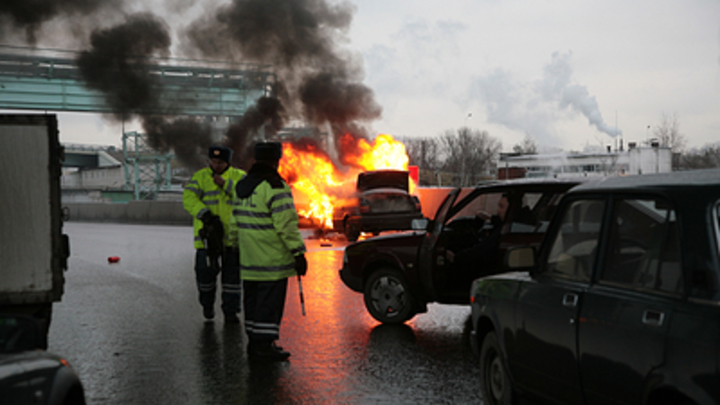 В ДТП на улице Фрунзе в Новосибирске погиб человек и сгорела машина