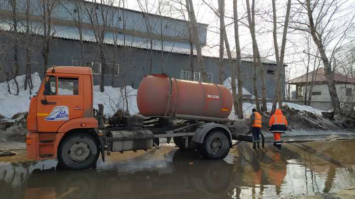 В Самаре с затопленных дорог пытаются откачивать воду