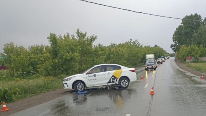 Такси сбило подростка на мопеде в Дзержинском районе Новосибирска