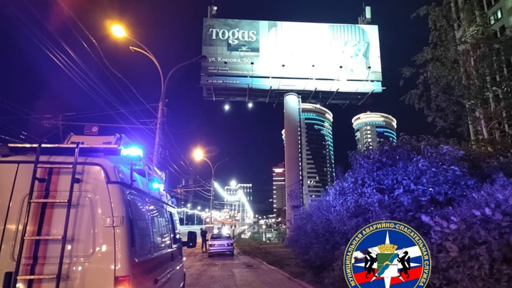 В Новосибирске спасатели сняли мужчину с рекламного щита