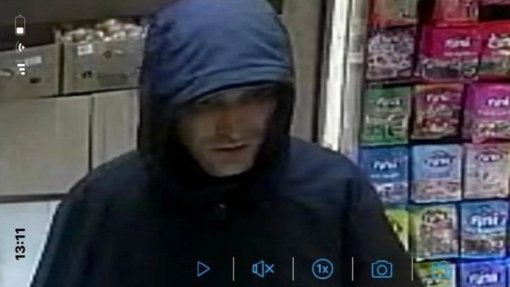 В Новороссийске разыскивают мужчину, который платит в магазинах с чужой карты