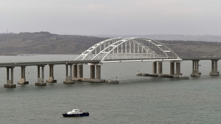 На Крымском мосту на три дня ограничат движение авто из-за учений