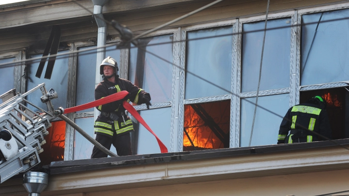 Движение перекрыто на Пресненском Валу из-за пожара в восьмиэтажке