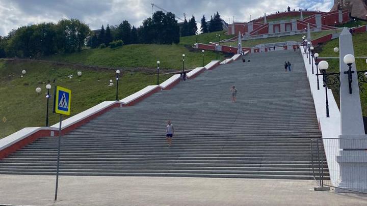 В правительстве объяснили, почему Чкаловская лестница после открытия была завалена мусором