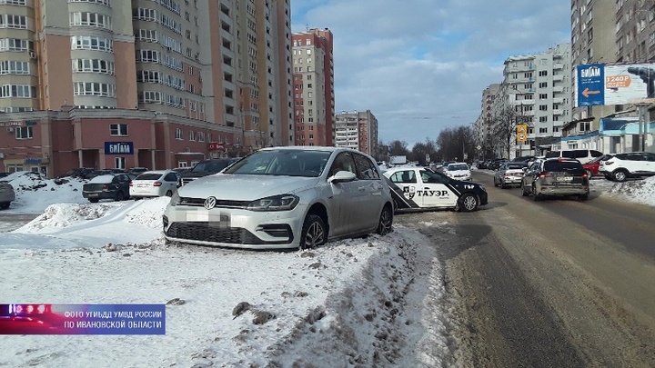 На видео видно: 75-летний ивановец решил перебежать дорогу вне «зебры», но не успел