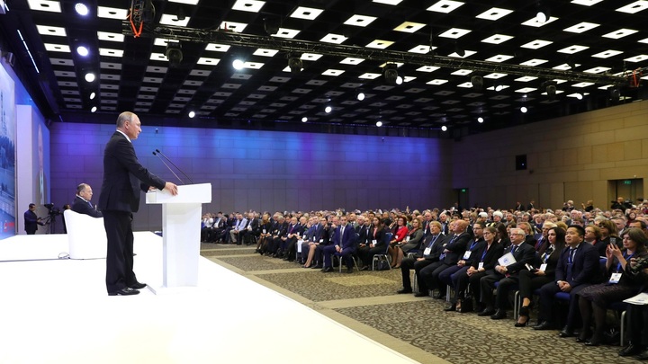 Владимир Путин выступает на форуме Общероссийского народного фронта. Онлайн-трансляция