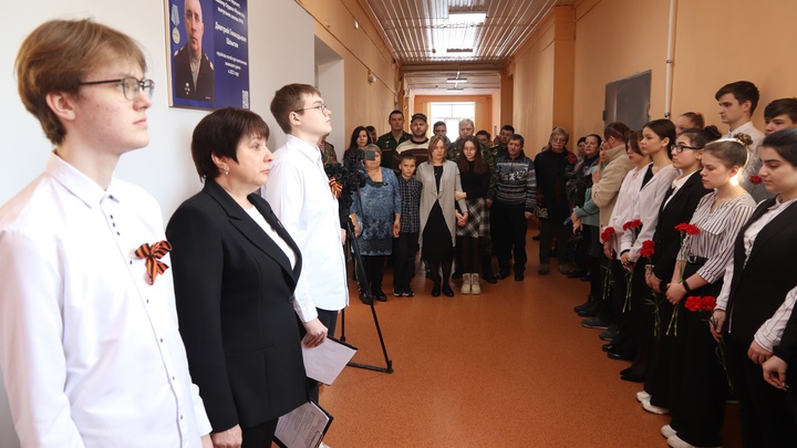 Мемориальная доска в память об участнике СВО Дмитрии Шлыгине появилась в ивановской школе №49