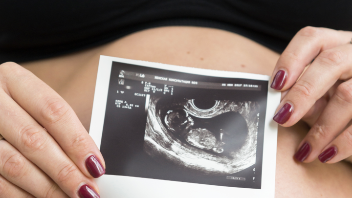 Погас свет и началась паника: Пять рожениц застряли в лифте в Москве. Нештатная ситуация закончилась доброй шуткой