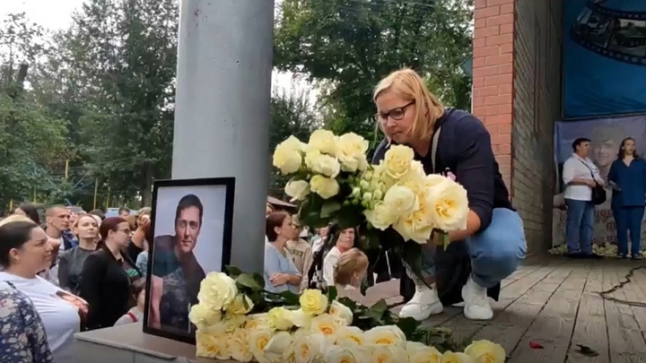 Плакали и целовали портрет: на вечер памяти Юры Шатунова пришли тысячи челябинцев