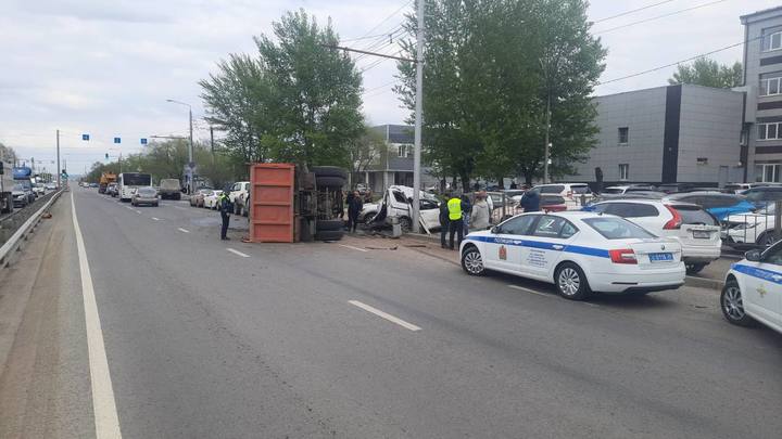 В Красноярске Камаз протаранил 12 припаркованных машин