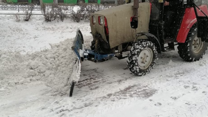 Челябинские дорожники в час пик завалили снегом полосу на магистральной улице