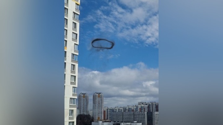 Жители Москвы сняли на видео странное черное кольцо над Строгино
