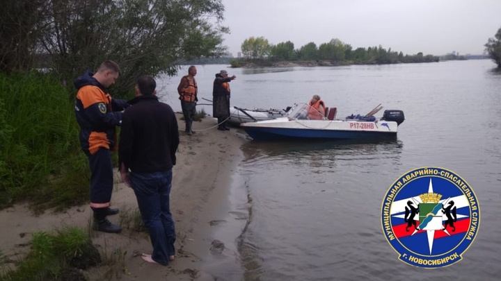 В Новосибирске мужчина дрейфовал по Оби на бревне