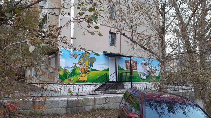 Вход в детскую поликлинику в Чите украсили изображениями доктора Пилюлькина и Незнайки