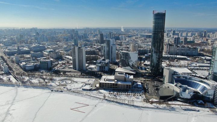 Возле городского пруда в Екатеринбурге выложили гигантскую букву Z